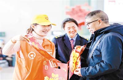  春運(yùn)首日 開啟溫暖旅途